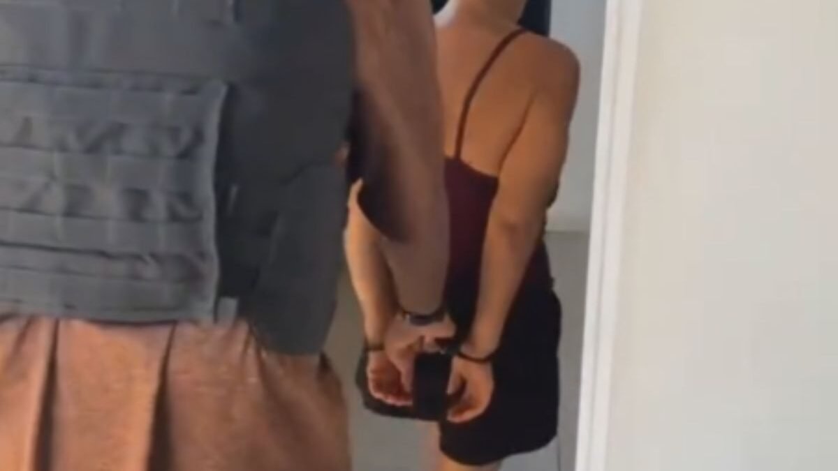 Imagem mostra uma mulher sendo presa